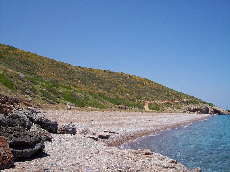 L'une des plages de sable rouge de Firi Ammos
